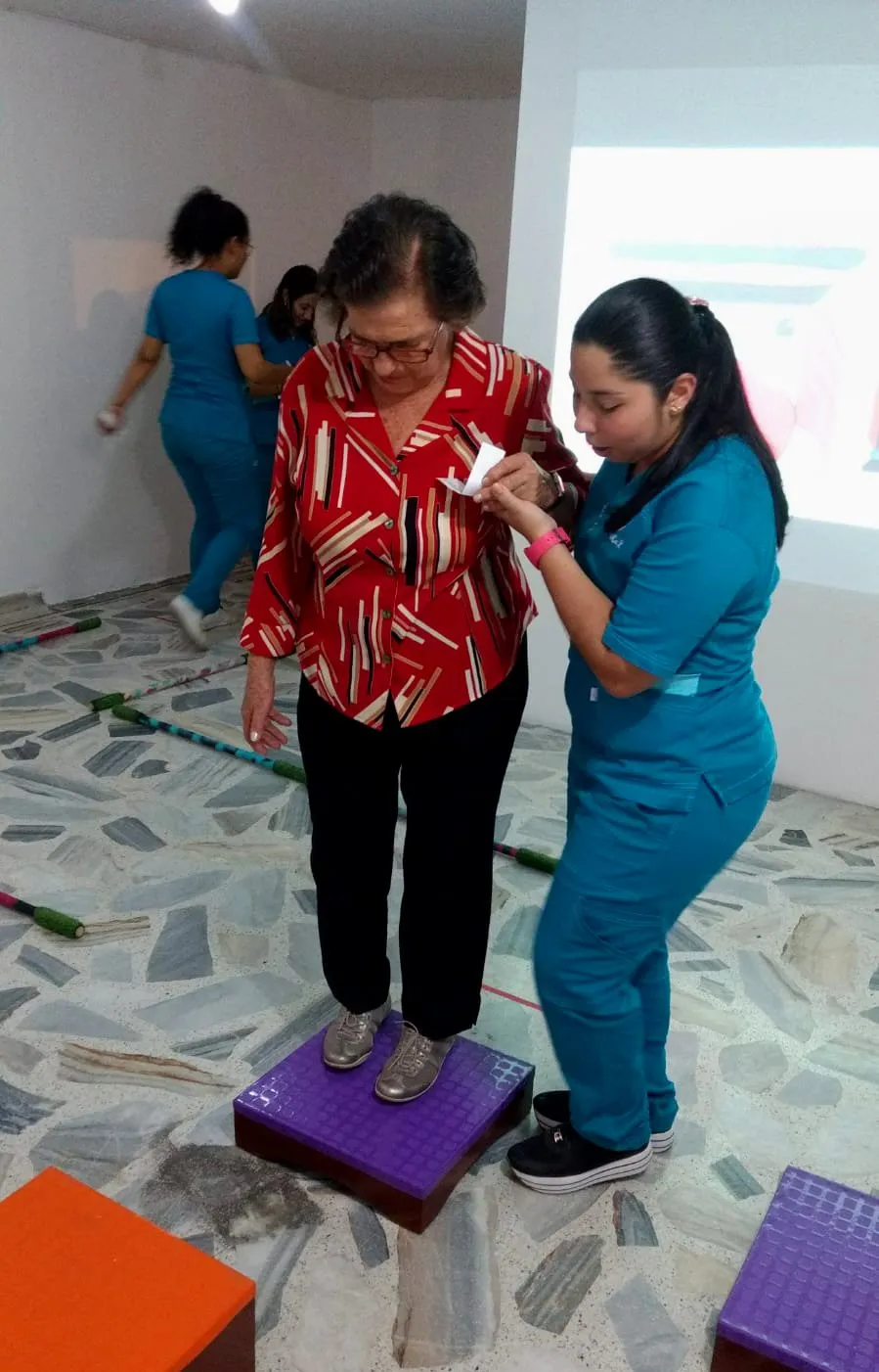 Personal de NeuroCer acompañando a una paciente